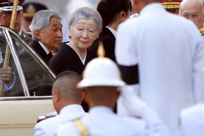 Emperador de Japón rinde homenaje al rey Bhumibol de Tailandia ảnh 1