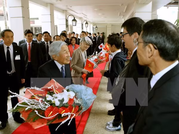 Visita a Vietnam del emperador Akihito acapara atención de la prensa japonesa ảnh 1