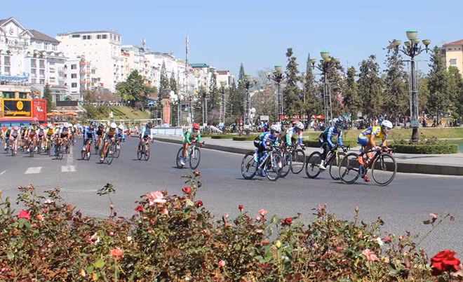 Equipo vietnamita gana primer lugar en torneo internacional de ciclismo femenino ảnh 1 Equipo vietnamita gana primer lugar en torneo internacional de ciclismo femenino ảnh 1