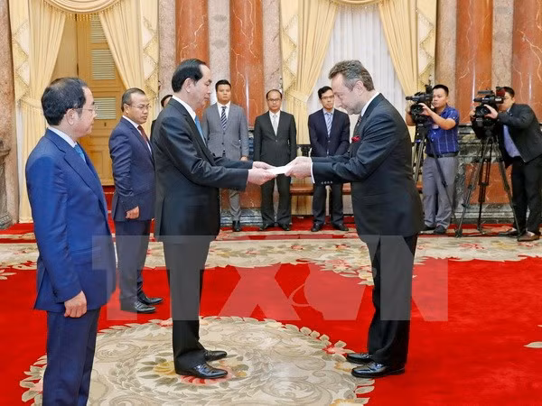 Presidente de Vietnam recibe a nuevos embajadores ảnh 1