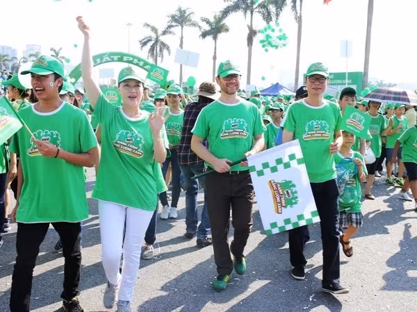 Realizan caminata en Hanoi en saludo a la Hora del Planeta ảnh 1
