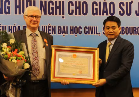 Vietnam honra al profesor francés con Orden de Amistad ảnh 1 Vietnam honra al profesor francés con Orden de Amistad ảnh 1