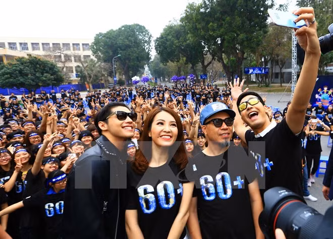 Numerosas actividades en Hanoi en respuesta a la Hora del Planeta 2017 ảnh 1
