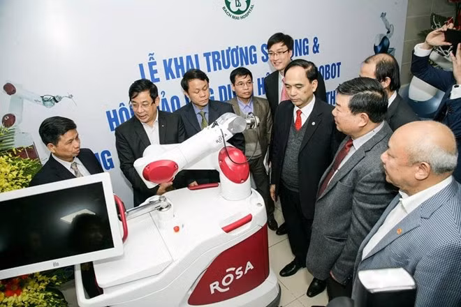Vietnam utiliza robots en cirugías neurológicas y de articulación ảnh 1