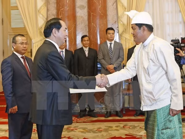 Presidente de Vietnam recibe a nuevos embajadores ảnh 3