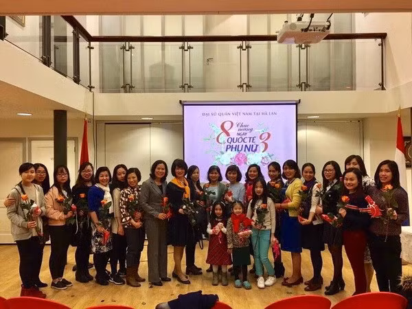 Vietnamitas en Europa conmemoran Día Internacional de la Mujer ảnh 1