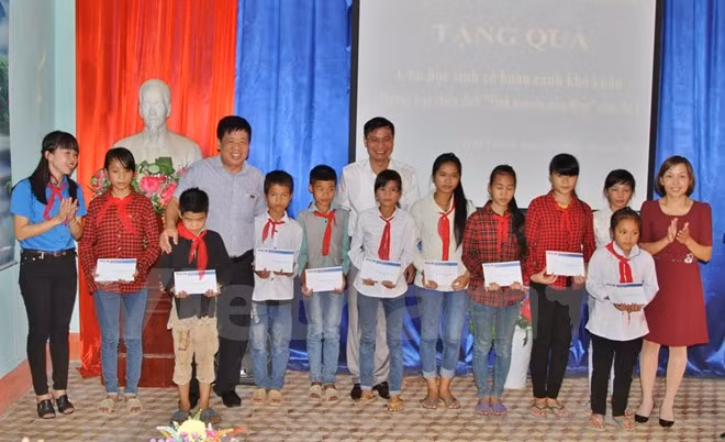 Entregan becas a alumnos desfavorecidos en Vietnam ảnh 1 Entregan becas a alumnos desfavorecidos en Vietnam ảnh 1