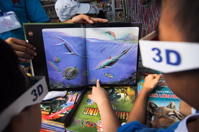 Niños vietnamitas disfrutan de nuevos libros en 3D este verano ảnh 2