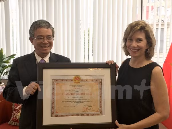 Honran a presidenta de oficina comercial de EE.UU. en Hanoi ảnh 1