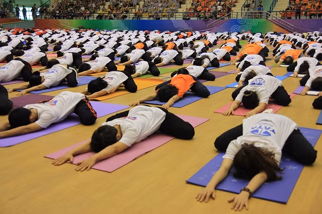 Gran meditación colectiva en Hanoi en Día Internacional de Yoga ảnh 1