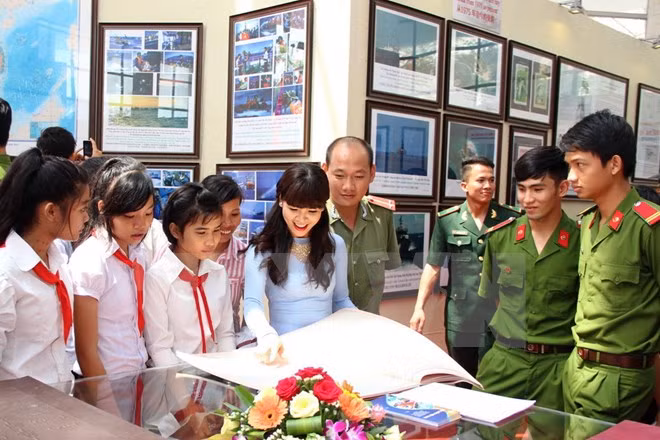 Inauguran exhibición de testimonios históricos de archipiélagos vietnamitas ảnh 1
