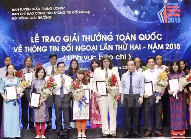 Conceden en Vietnam premio nacional de informaciones al exterior 2015 ảnh 1 Conceden en Vietnam premio nacional de informaciones al exterior 2015 ảnh 1