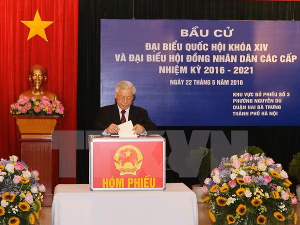 Líderes vietnamitas se unen a votantes en elecciones generales ảnh 1