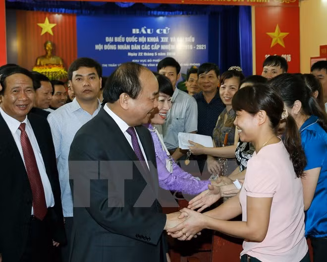 Líderes vietnamitas se unen a votantes en elecciones generales ảnh 4
