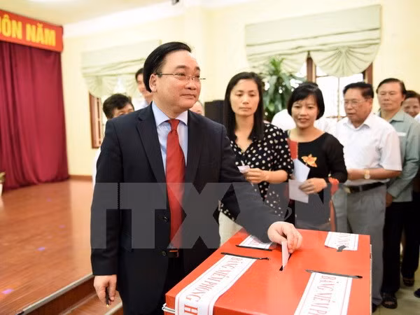 Entusiastas votantes vietnamitas en gran fiesta nacional ảnh 2