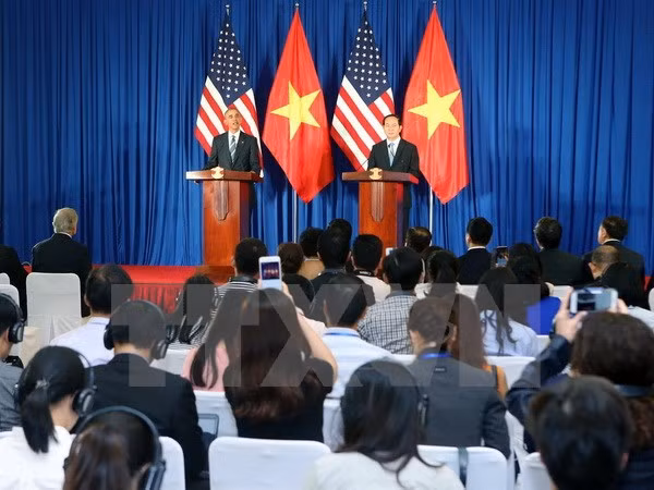 Presidentes vietnamita y estadounidense copresidieron rueda internacional de prensa ảnh 1