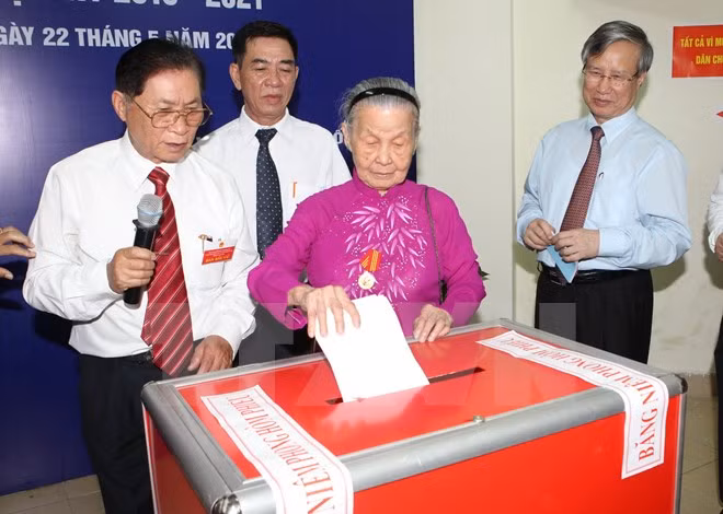 Entusiastas votantes vietnamitas en gran fiesta nacional ảnh 1