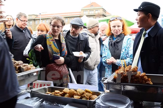 Platos vietnamitas fascinan a visitantes en el Festival de ASEAN ảnh 1