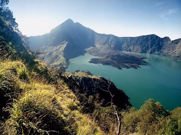 Indonesia cierra aeropuerto en Bali debido a erupción volcánica ảnh 1
