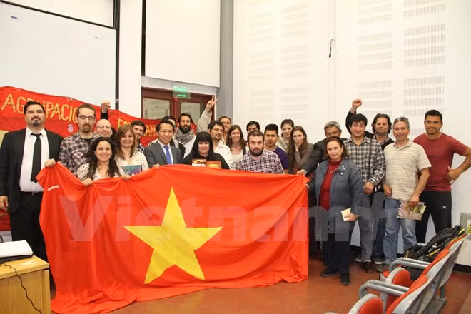 Estudiantes argentinos interesados en la historia vietnamita ảnh 1 Estudiantes argentinos interesados en la historia vietnamita ảnh 1