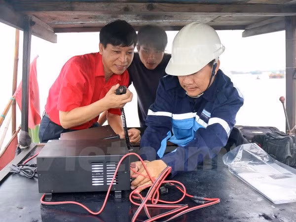 Entregan equipos de radiocomunicaciones para pescadores vietnamitas ảnh 1 Entregan equipos de radiocomunicaciones para pescadores vietnamitas ảnh 1