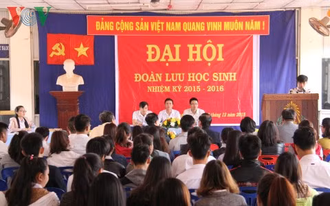 Estudiantes vietnamitas en Laos prometen fomentar nexos especiales bilaterales ảnh 1