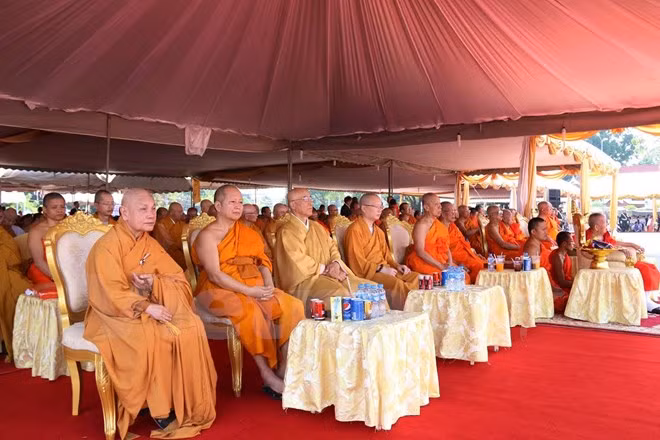 Laos efectúa acto de cremación al líder de Organización de Sangha Budista ảnh 1