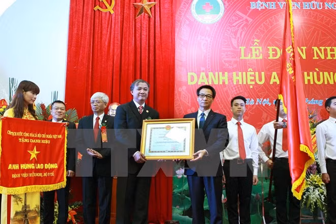 Recibe Hospital Huu Nghi título de Héroe del Trabajo ảnh 1