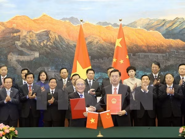 Se reúnen en Beijing dirigentes parlamentarios de Vietnam y China ảnh 2