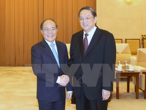 Titular parlamentario vietnamita dialoga con líder de organización china de masas ảnh 1