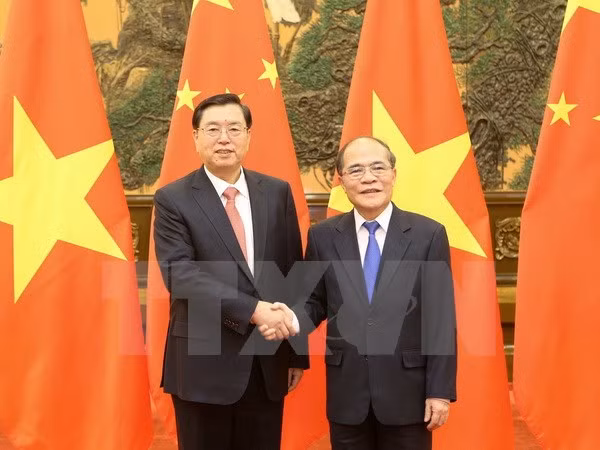 Se reúnen en Beijing dirigentes parlamentarios de Vietnam y China ảnh 1