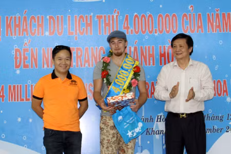 Recibe Khanh Hoa a turista número cuatro millones ảnh 1