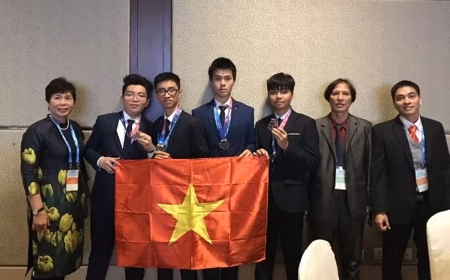 Hanoi honra a estudiantes participantes en Olimpiada de Astronomía y Astrofísica 2018 ảnh 1