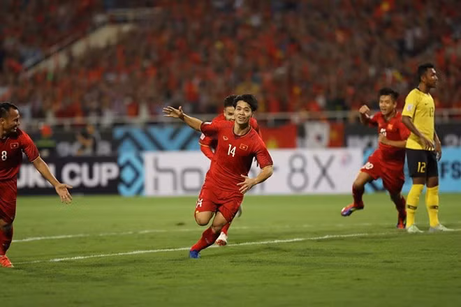 Embajadora de Vietnam estimula a equipo nacional de fútbol antes del partido mañana con Myanmar ảnh 1