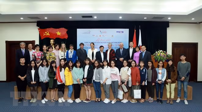 Entregan premios del concurso de jóvenes reporteros francófonos de Vietnam ảnh 1
