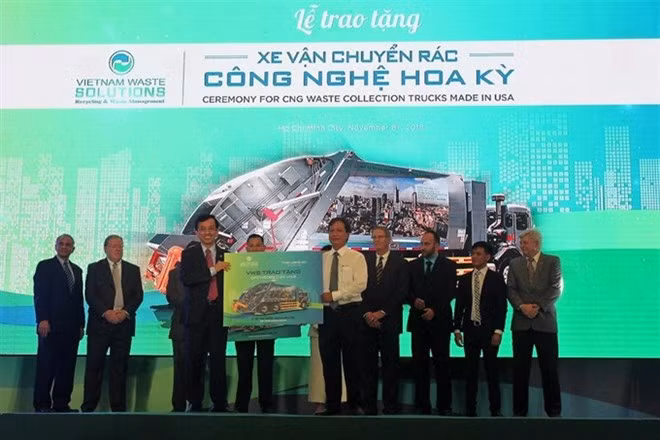 Empresa vietnamita entrega camiones recolectores de basura ecológicos a localidades sureñas ảnh 1 Empresa vietnamita entrega camiones recolectores de basura ecológicos a localidades sureñas ảnh 1