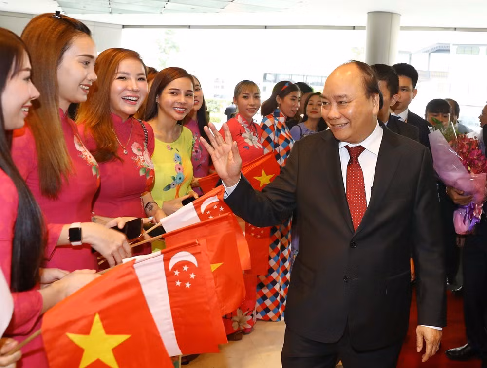 Premier vietnamita llega a Singapur para Cumbre de ASEAN ảnh 1 Premier vietnamita llega a Singapur para Cumbre de ASEAN ảnh 1