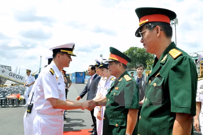 Buque de Armada sudcoreana arriba a Ciudad Ho Chi Minh ảnh 1