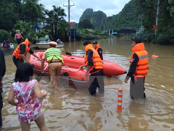  Raúl Castro expresa condolencias a Vietnam por inundaciones ảnh 1