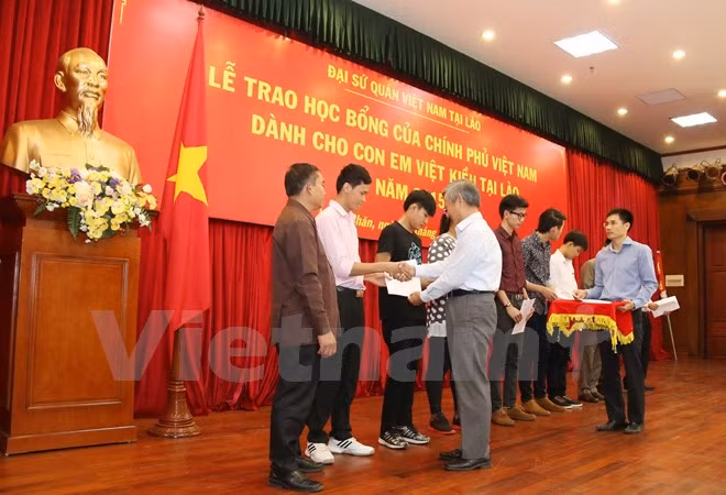 Entregan becas a hijos de residentes vietnamitas en Laos ảnh 1