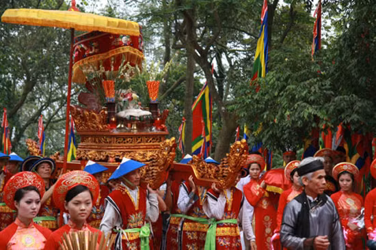 Gran número de visitantes rinden tributo a reyes Hung ảnh 1