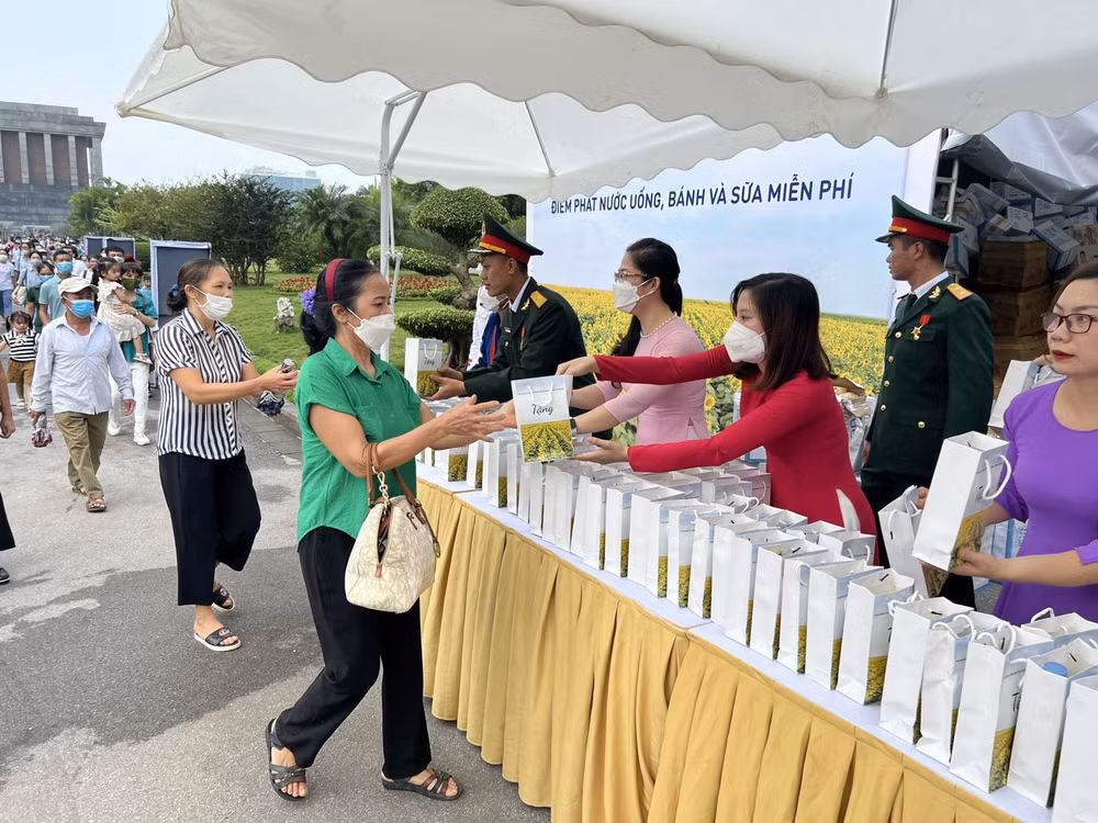 Hanoi obsequia a visitantes al Mausoleo del Presidente Ho Chi Minh en Día Nacional ảnh 1