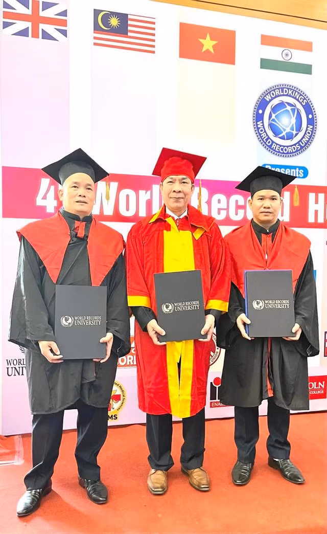 Primer vietnamita en recibir el título de Profesor Honorario de la Universidad de Récords Mundiales ảnh 1 Primer vietnamita en recibir el título de Profesor Honorario de la Universidad de Récords Mundiales ảnh 1