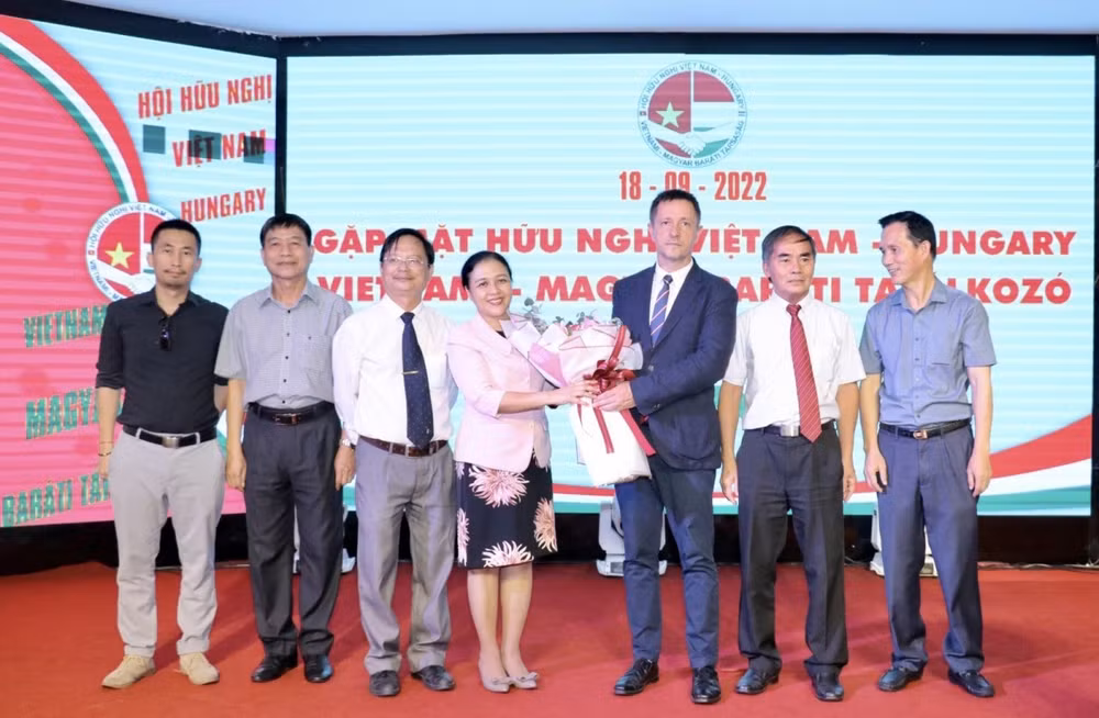 Efectúan encuentro de amistad de Vietnam y Hungría ảnh 1