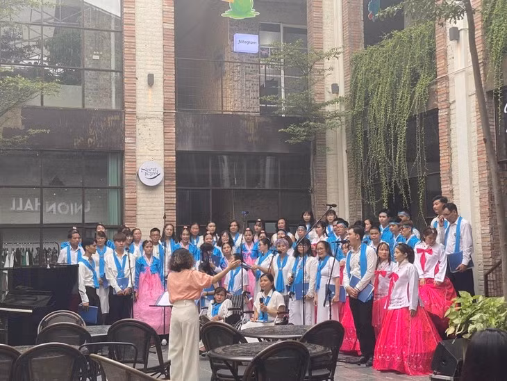 Concierto “Por un Hanoi que vale la pena vivir” honran los espacios públicos de la capital ảnh 1
