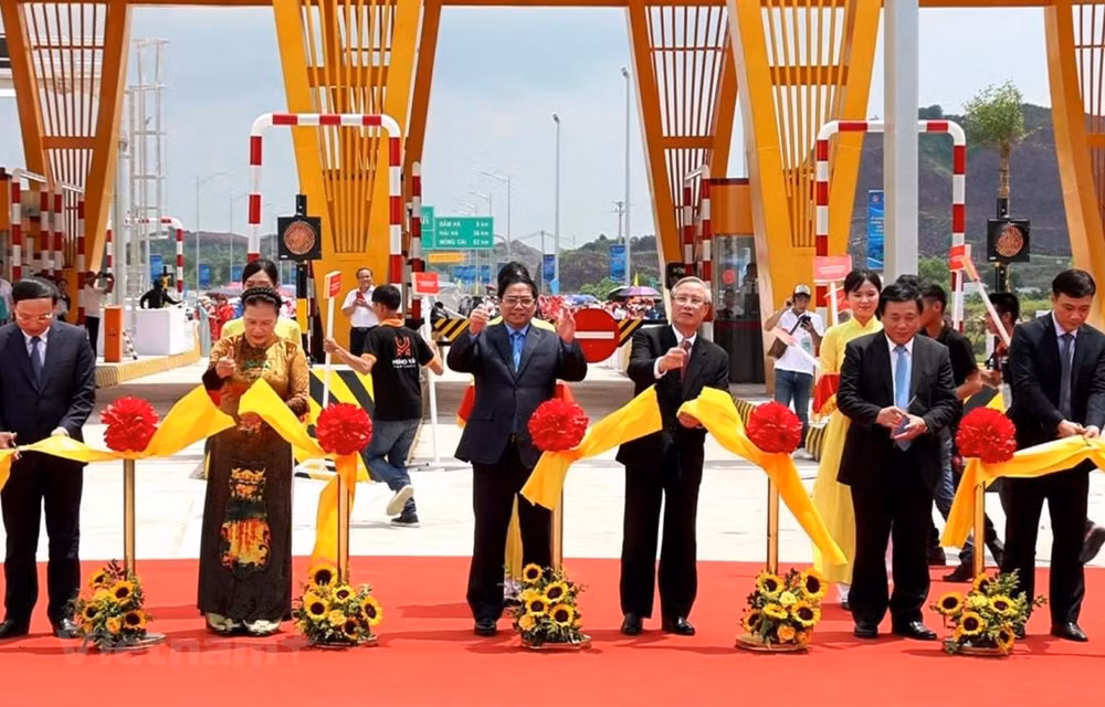 Premier vietnamita asiste a inauguración de autopista Van Don - Mong Cai en Quang Ninh ảnh 1