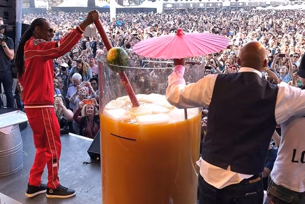 Hotel tailandés establece récord Guinness con el cóctel Negroni más grande ảnh 1