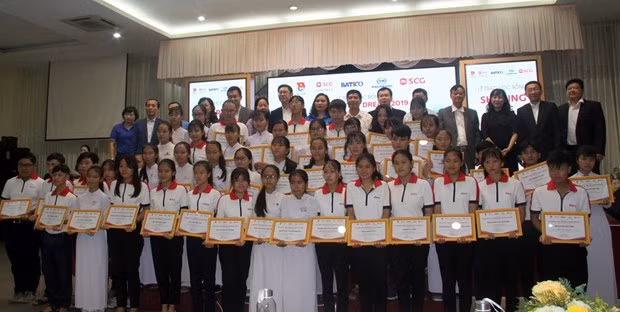 Empresa tailandesa concede becas a estudiantes vietnamitas necesitados ảnh 1 Empresa tailandesa concede becas a estudiantes vietnamitas necesitados ảnh 1