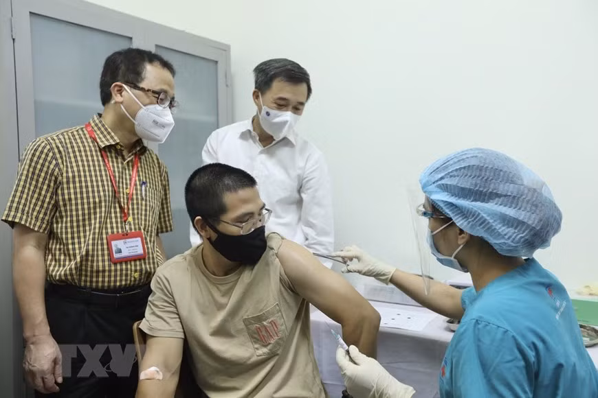 Empeñado en asegurar éxito de ensayo clínico de vacuna ARCT-154 producida por Vietnam ảnh 1