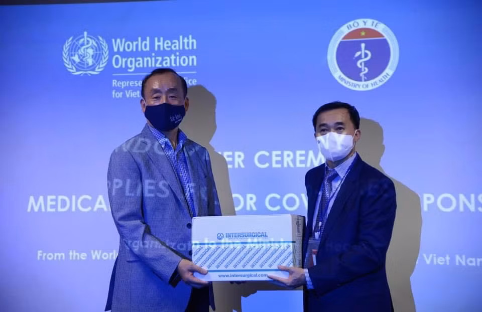 OMS dona insumos médicos a Vietnam para combatir el COVID-19 ảnh 1